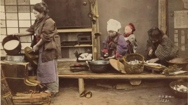 Sejumlah perempuan Jepang menanak nasi, sekitar tahun 1873-1883.
