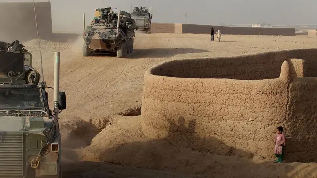 Un convoy del ejército de Australia pasa por Tarin Kowt
