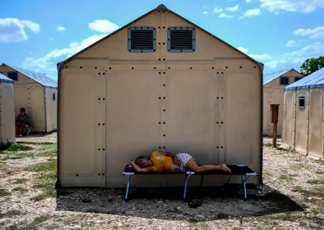 عکس یک پناهجو و کمپ پناهجویان