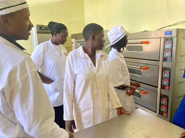 Ruhorimbere (ibumoso) na bamwe mu bakorana na we mu ruganda ruri i Kabarore 