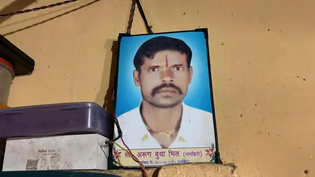 शंकर अकरावीत असतानाच त्याच्या वडिलांचं निधन झालं.