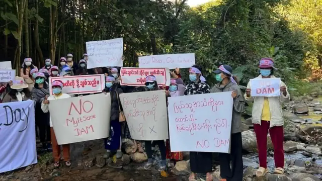 ကချင်ပြည်နယ်နေ့မှာ မြစ်ဆုံစီမံကိန်းကို ကန့်ကွက်ကြောင်း ဆန္ဒထုတ်ဖော်နေကြတဲ့မြင်ကွင်း