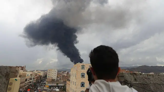 مصور صحفي يوثّق أولى لحظات القصف الإسرائيلي على صنعاء اليوم