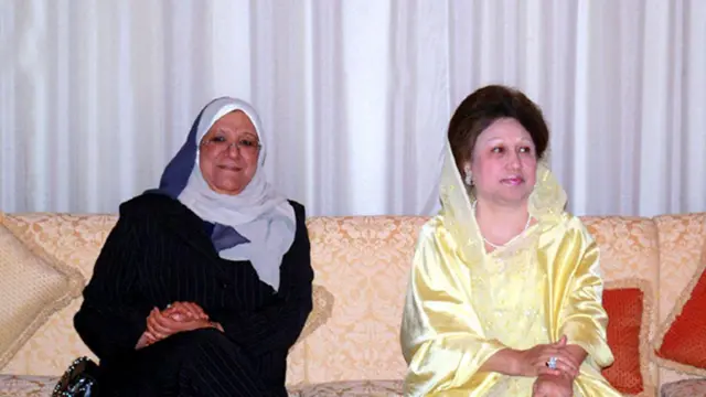 ২০০৬ সালের ১৬ই জানুয়ারি বাংলাদেশের প্রধানমন্ত্রী খালেদা জিয়া কুয়েত সিটির আল-বায়ান প্রাসাদে কুয়েতের আমির শেখ জাবের আল-আহমদ আল-সাবাহর মৃত্যুতে শোক প্রকাশ করতে পৌঁছালে কুয়েতের পরিকল্পনামন্ত্রী মাসুমা আল-মোবারক তাকে স্বাগত জানান।