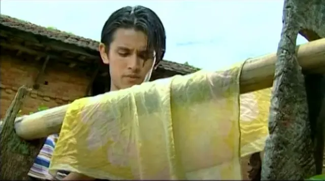 तगारोमा रुमाल राखी... बोलको गीति भिडिओको एक दृश्य