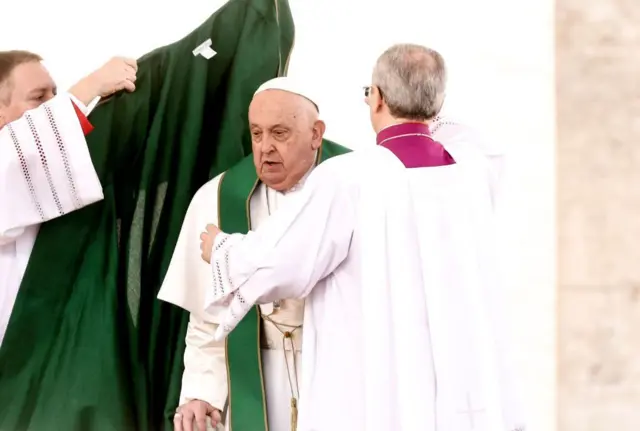 Le pape François en train d'être habillé pour officier