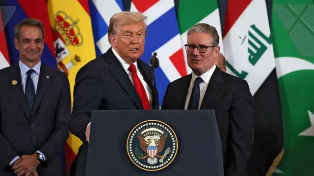 ABD Başkanı Donald Trump (sağda) ve İngiltere Başbakanı Keir Starmer, 13 Ekim 2025'te Şarm El-Şeyh'te düzenlenen Gazze zirvesinde fotoğraf çektirirken konuşuyorlar.