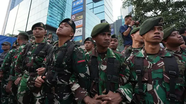 Aparat militer berjaga saat aksi unjuk rasa mahasiswa di kawasan pusat bisnis Jakarta, pada hari Jumat, 12 Juni 2026.