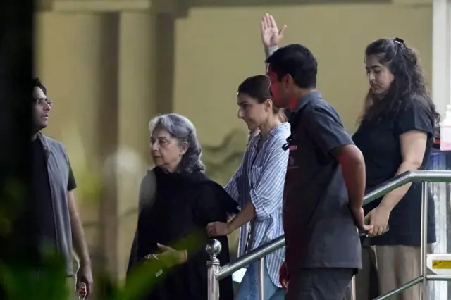 ১৬ই জানুয়ারি হামলার পর হাসপাতাল থেকে বের হচ্ছেন সাইফ আলী খানের পরিবারের সদস্যদের একাংশ 