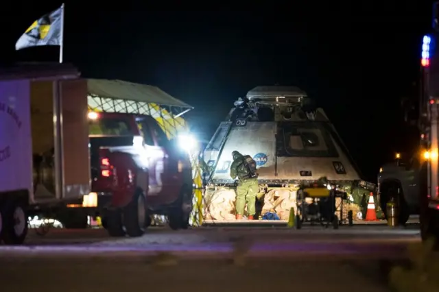 Un funcionario inspecciona la nave espacial