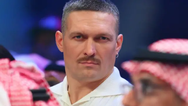 اولکساندر اوزیک که سه کمربند معتبر دیگر سنگینوزن جهان از تماشاگران این مسابقه بود