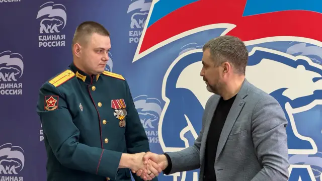 Артем Корнюченков (на фото слева) во время мероприятия, организованного «Единой Россией»