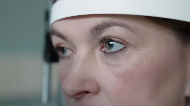 žena na očnom pregledu