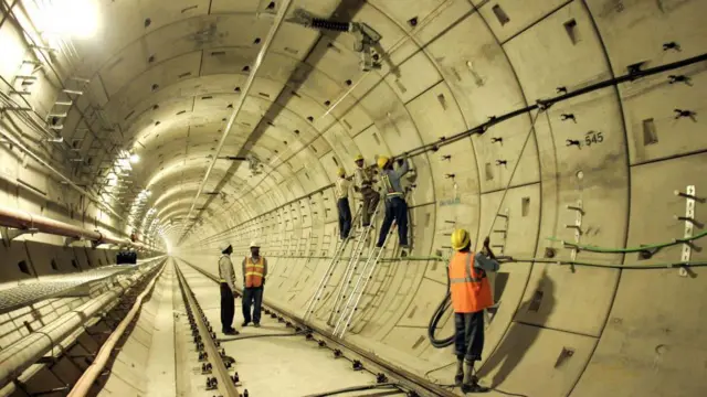 একটি রেল-সুড়ঙ্গে ছয় জন, প্রতীকী ছবি