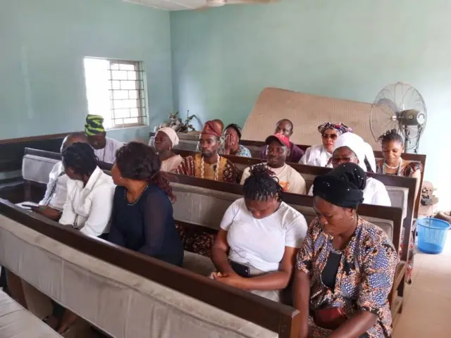 Aworan awọn eeyan ninu ile ẹjọ 