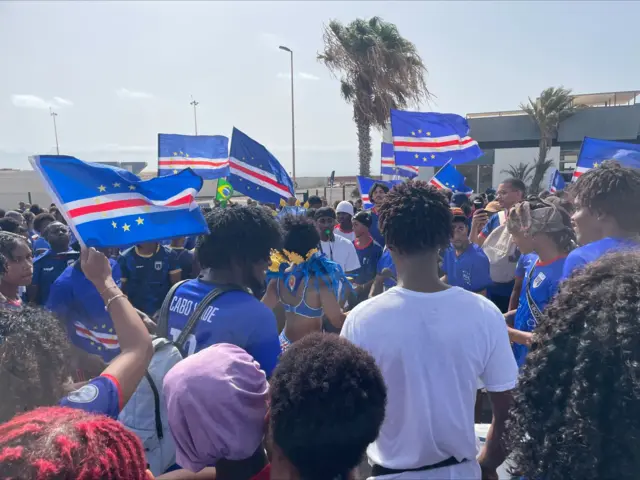 Supporters des Requins bleus du Cap-Vert à l'aéroport de Praia.