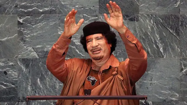 लीबिया के पूर्व नेता कर्नल मुअम्मर गद्दाफ़ी ने 23 सितंबर 2009 को न्यूयॉर्क सिटी में संयुक्त राष्ट्र मुख्यालय में संयुक्त राष्ट्र महासभा को संबोधित किया. यह संयुक्त राष्ट्र महासभा का 64वां सत्र था, जिसमें 120 से ज़्यादा देशों के नेता शामिल हुए थे. ईरान के तत्कालीन राष्ट्रपति महमूद अहमदीनेजाद को दिन में बाद में संबोधन देना था.