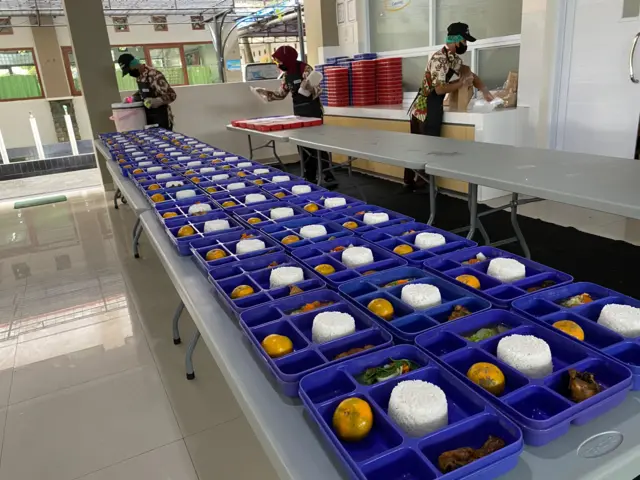 Yayasan Al Muttaqin menyediakan makanan untuk murid dan guru.