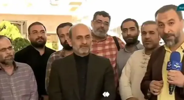 پیمان جبلی، رئیس سازمان صداوسیما (نفر وسط) دراستقبال از افراد اخراج شده از مراسم حج توسط عربستان سعودی. 