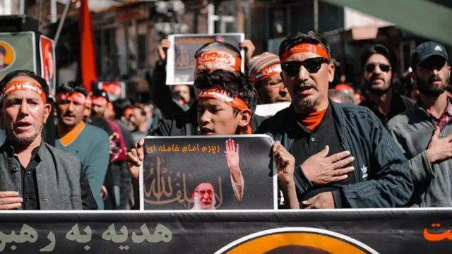 تجمع خیابانی که شبیه تجمعات حکومتی در ایران است