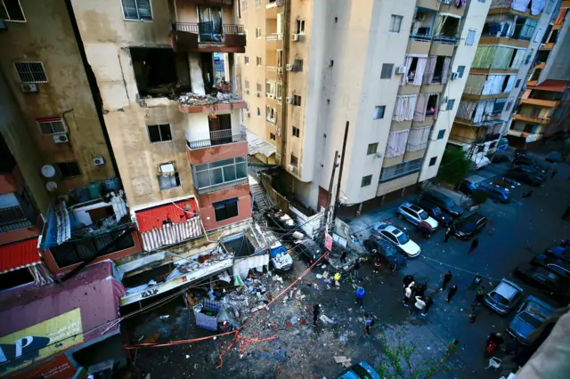 شقة مدمرة استهدفتها غارة جوية إسرائيلية في مدينة صيدا الساحلية الجنوبية لاغتيال القيادي في حركة حماس حسن فرحات