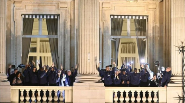 Франциялык футболчулар күйөрмандарына балкондон “салам” айтышты.