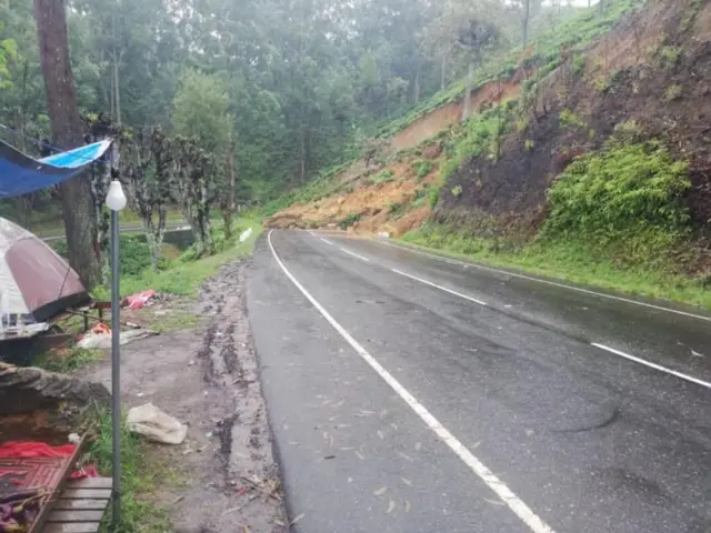 சேதமடைந்து போக்குவரத்து இல்லாமல் காணப்படும் சாலை