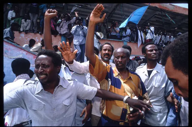 Maxamed Faarax Ceydiid xilli uu la socday ilaaladiisii gaar ahaa 17-kii bishii June 1993 gudaha Muqdisho