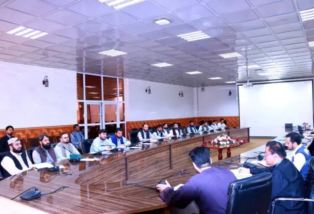 سمینارکه در افرادی دور میز چوبی بزرگی نشستهاند