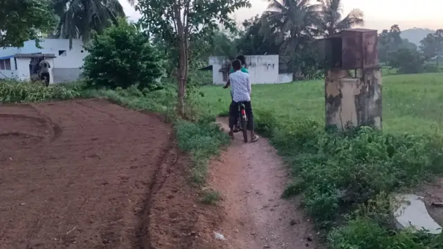 மயானத்துக்கு செல்ல சாலை வசதி இல்லை