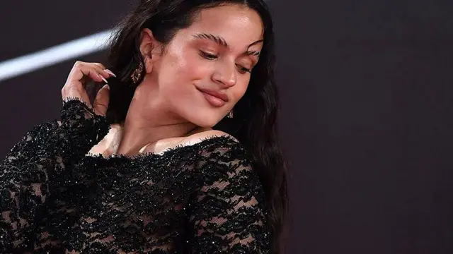 Іспанська співачка Rosalía в чорній сукні