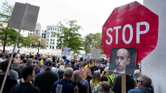 స్టీఫెన్ మిల్లర్‌కు వ్యతిరేకంగా నిరసనలు