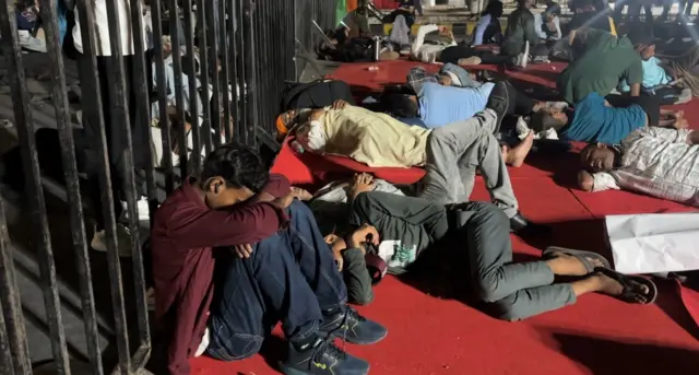 कई प्रदर्शनकारी रातभर जंतर-मंतर पर डटे रहे