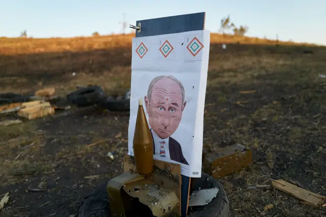 Hình ảnh Tổng thống Nga Putin được sử dụng làm bia tập bắn tại Druzhkivka, tỉnh Donetsk, miền đông Ukraine