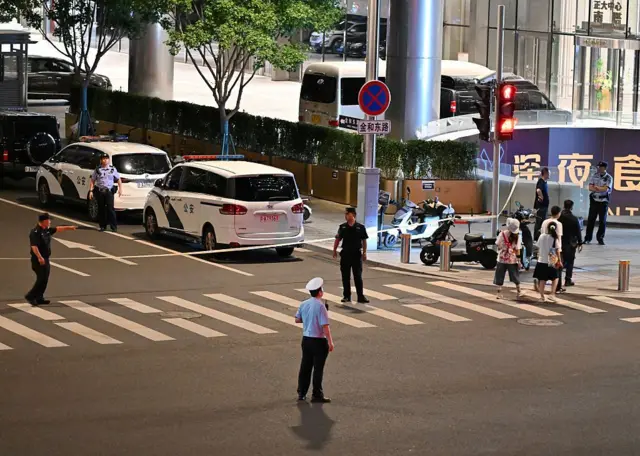 警察封鎖了附近的道路。