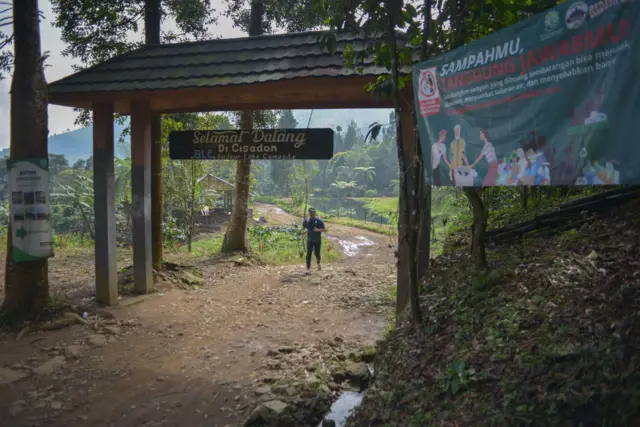 Gerbang Kampung Cisadon.