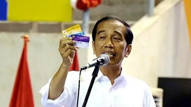 Jokowi memegang kartu pra kerja, kartu KIP Kuliah, dan kartu sembako murah.