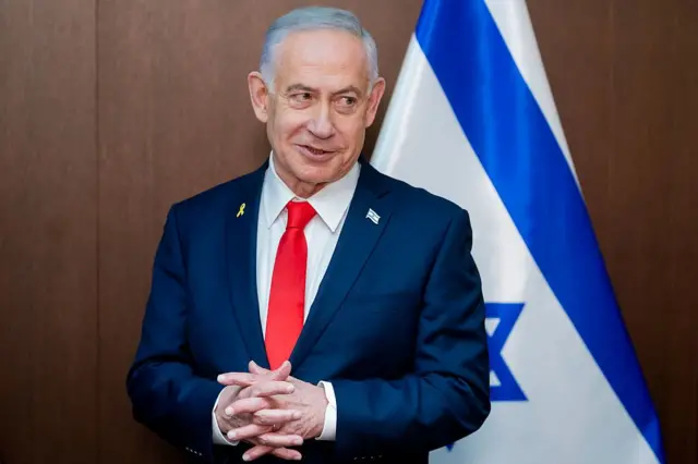 Benjamín Netanyahu, frente a una bandera de Israel.