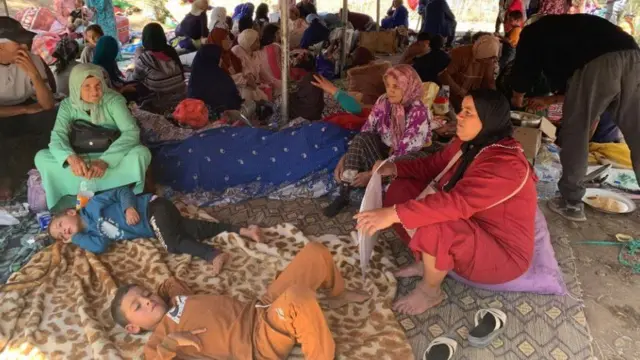 ঘরবাড়ি ব্যাপকভাবে ক্ষতিগ্রস্থ হওয়ায় তাঁবুতে আশ্রয় নিয়েছেন গ্রামের বাসিন্দারা