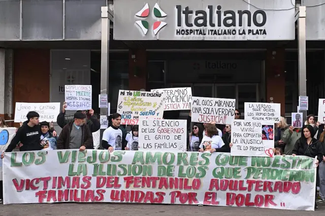 Familiares de las víctimas del fentanilo contaminado protestando ante un hospital.