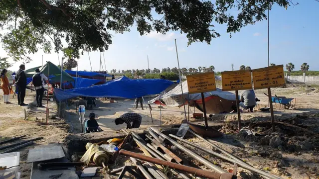 චෙම්මනි ප්රදේශය සමුහ මිනීවළ ආශ්රිතව කැනීම් කටයුතු සිදුකරන ආකාරය