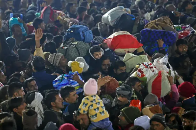 બીબીસી ગુજરાતી, કુંભમેળો, નાસભાગ, કુંભમેળામાં ભાગદોડ, યોગી આદિત્યનાથ, ધર્મ, નાગા સાધુ, અખાડા, અઘોરી બાવા