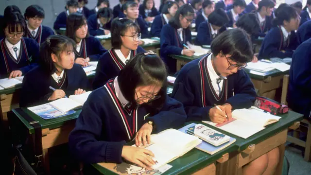 Kurikulum belajar di Korea, misalnya, kerap diperbarui untuk memasukkan kelas-kelas seperti pemodelan statistik dan matematika yang berorientasi pada karir.