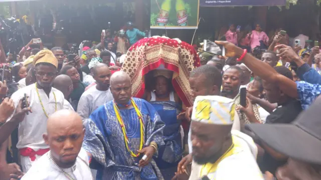 Arugba n ru igba lọ si oju odo Ọṣun