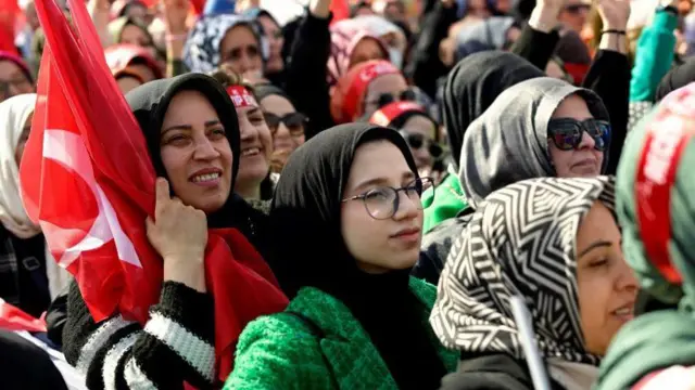 AKP seçim mitinginde kadınlar kürsüdeki Erdoğan'ı dinliyor. Sadece kadınlardan oluşan bir grubu görüyoruz.