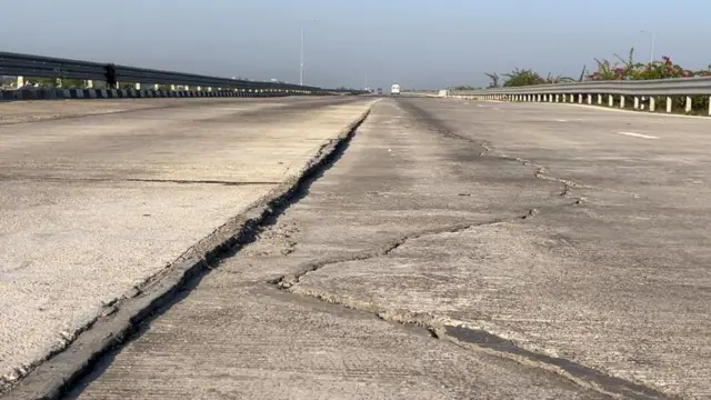 समृद्धी महामार्गावरील रस्त्याचा खचलेला भाग