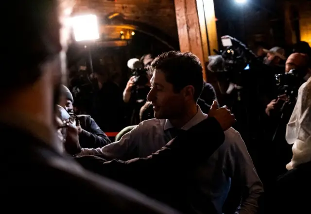 Sida ay sheegtay warbaahinta CBS Frey iyo O'Hara ayaa waxay diideen in waraysi lagala yeesho arrintan.