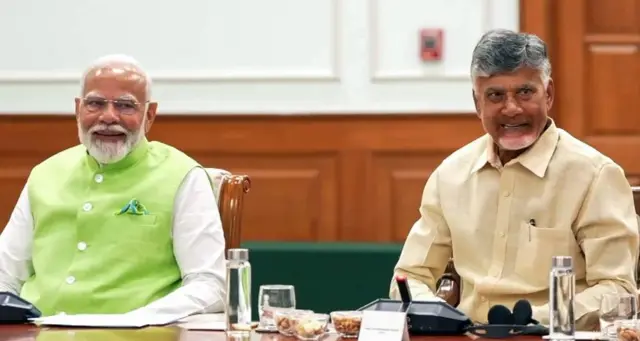 अठारहवीं लोकसभा चुनाव के परिणाम आने के बाद दिल्ली में हुई एनडीए के घटक दलों की बैठक के दौरान पीएम मोदी और तेलुगू देशम पार्टी के नेता चंद्रबाबू नायडू