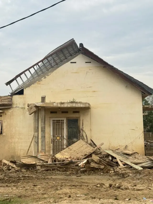 Rumah Rizqi Shafriyaldi yang tinggal di Aceh Tamiang rusak parah setelah diterjang banjir bandang. 