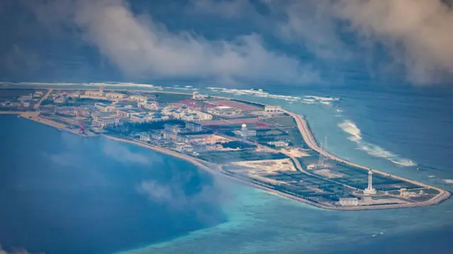 দক্ষিণ চীন সাগরের বিভিন্ন জায়গায় কৃত্রিম দ্বীপ তৈরি করে চীন তার নৌপথ সুরক্ষিত রাখতে চাইছে।